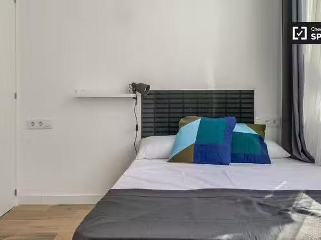 ¡Oferta! Habitación soleada en apartamento de 5 dormitorios, H.