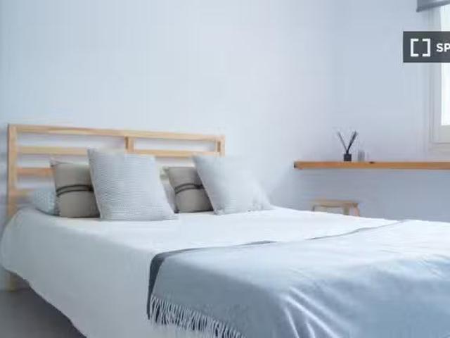 ¡Oferta! Habitaciones en alquiler en el apartamento de 8 habit.