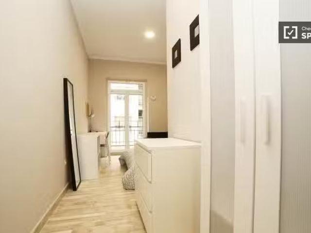 ¡Recién llegado! Habitaciones nuevas en alquiler con balcón en.