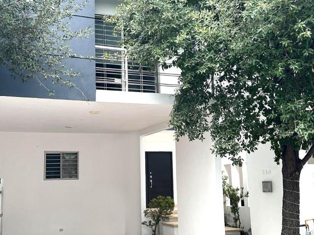 Renta hermosa casa de 3 plantas con paneles solares