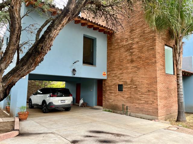 Renta hermosa casa en privada exclusiva