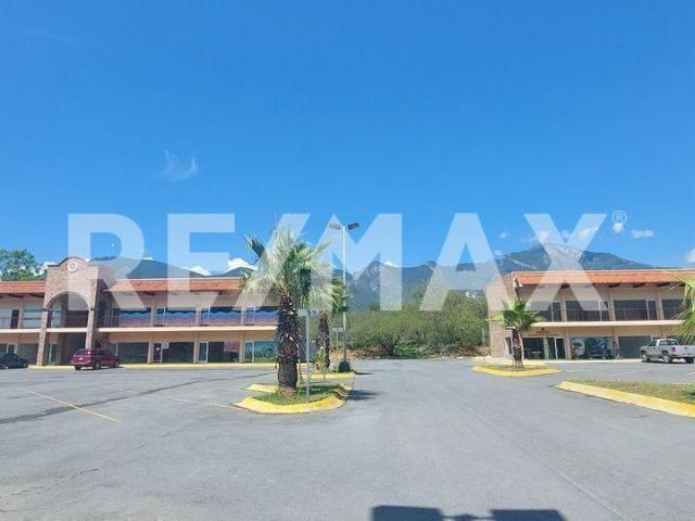 RENTA LOCAL COMERCIAL 90m2 planta alta en Plaza Cristalinas, Carretera Nacional Santiago NL 4