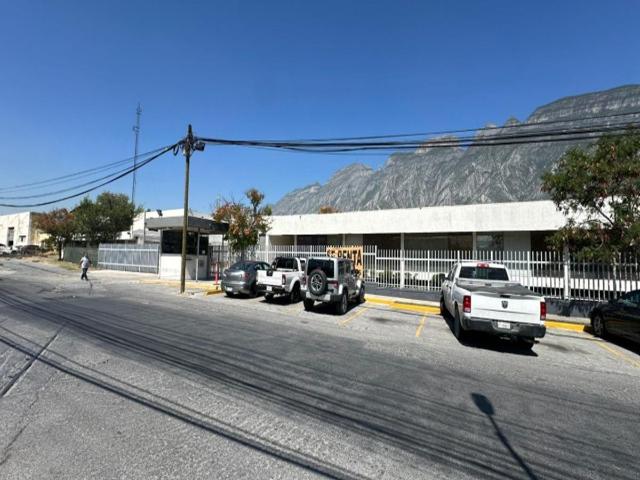 RENTA Nave Industrial con Oficinas