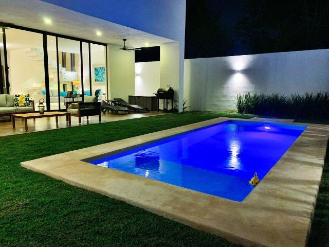 RENTA O VENTA CASA DE 4 RECAMARAS CON JARDIN Y ALBERCA AMUEBLADA,EQUIPADA TAMARA ZONA COUNTRY CLUB