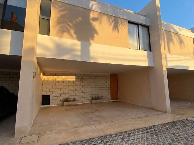 Renta o Venta de TH con rooftop con piscina en Montecristo