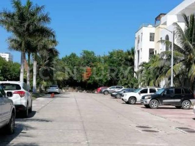 Renta penthouse amueblado con rooftop en Bahia azul Cancún AF0525