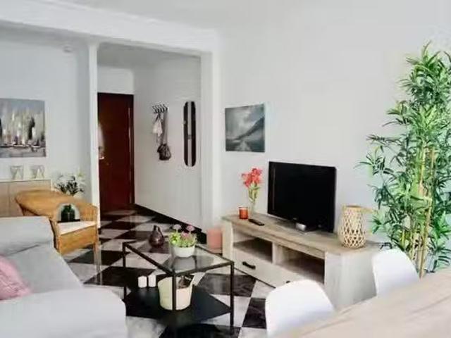 Encantador Piso de 3 habitaciones en Calle Miguel Moreno Masso.