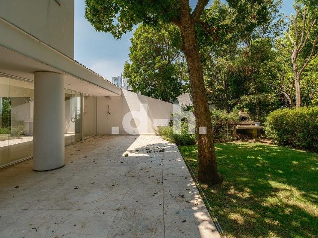 Renta Residencia con jardín privado y amplios espacios en Puerta de Hierro