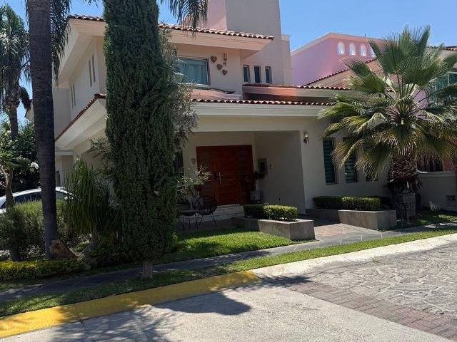 Renta residencia en coto jardín real