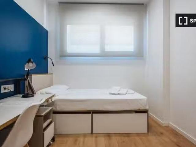 ¡En alquiler! Se alquila habitación cerca de Campus Reina Merc.