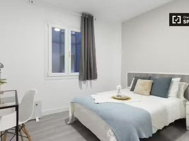 ¡Oferta! Se alquila habitación doble, apartamento de 8 dormito.