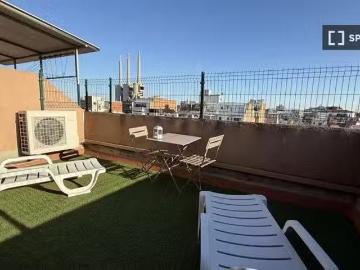 Acogedor Se alquila habitación en apartamento de 3 dormitorios.