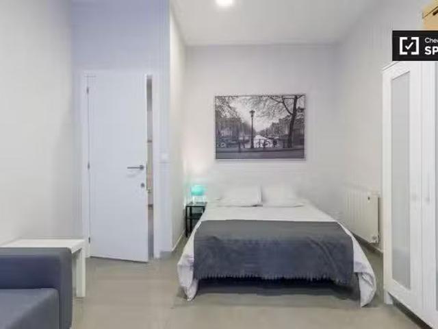 Único Se alquila habitación en apartamento de 5 dormitorios en.
