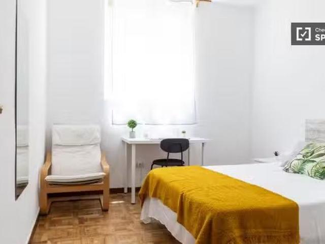 ¡En alquiler! Se alquila habitación en apartamento de 5 dormit.