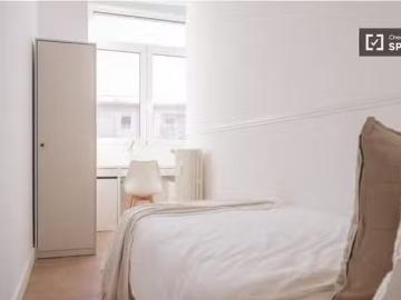 Encantador Se alquila habitación en apartamento de 6 dormitori.