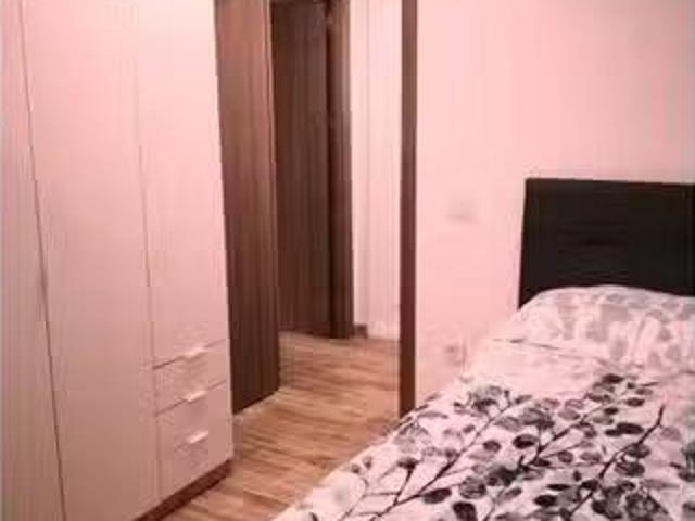 Acogedor Se alquila habitación en el apartamento de 5 dormitor.