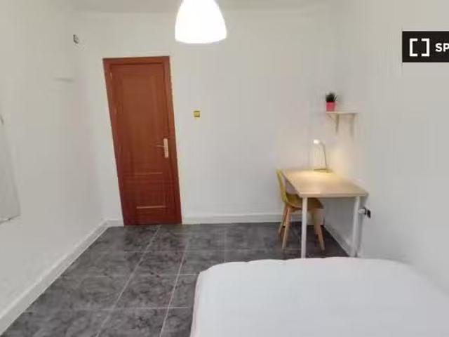 Bonito Se alquila habitación en piso compartido de 6 habitacio.