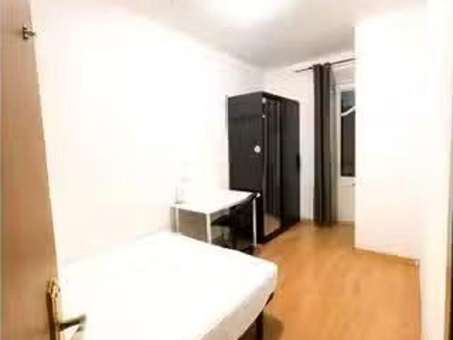 Barato Se alquila habitación en piso compartido de 6 habitacio.