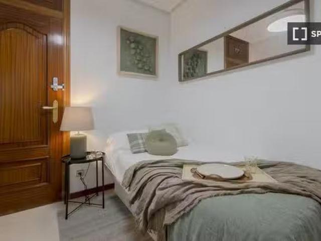 Encantador Se alquila habitación en piso compartido de 7 habit.