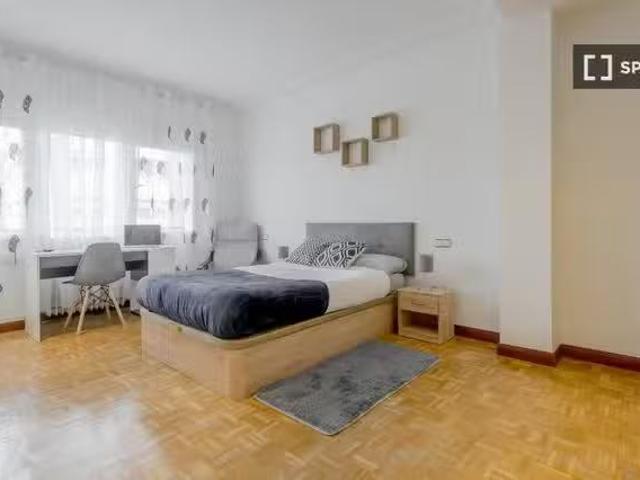 Barato Se alquila habitación en piso compartido de 8 habitacio.