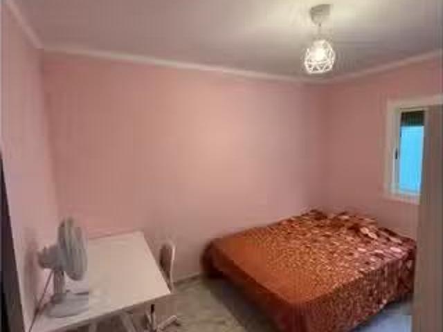 Encantador Se alquila habitación en piso compartido en El Turó.