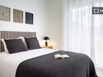 Encantador Se alquila habitación en piso compartido en la Dret.