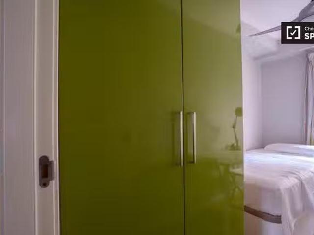¡Oferta! Se alquila habitación en piso de 4 dormitorios en Alg.
