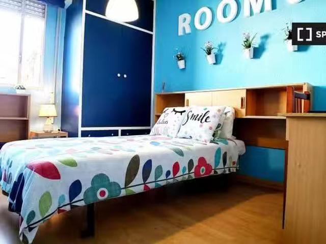 Único Se alquila habitación en piso de 4 dormitorios en Aluche.