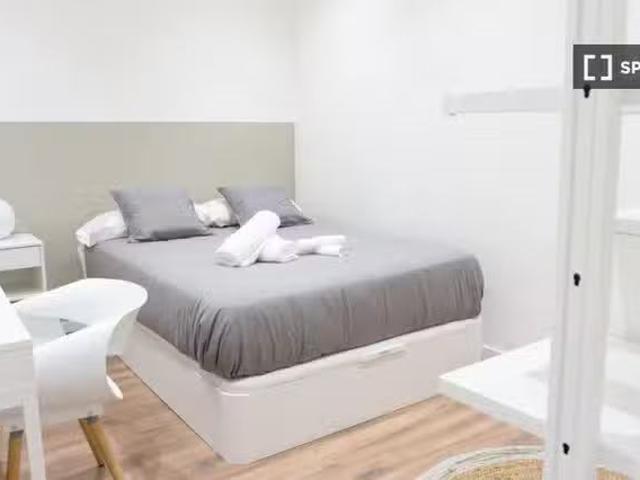 ¡Recién llegado! Se alquila habitación en piso de 4 dormitorio.