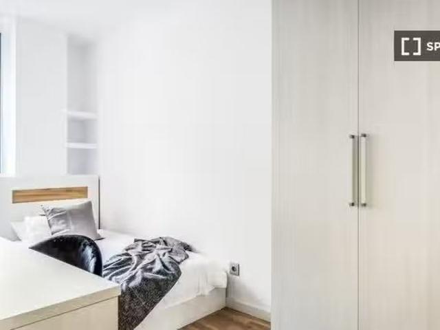 Acogedor Se alquila habitación en piso de 4 dormitorios en Bar.