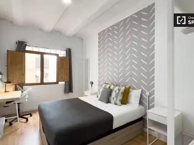 ¡Oferta! Se alquila habitación en piso de 4 dormitorios en Bar.