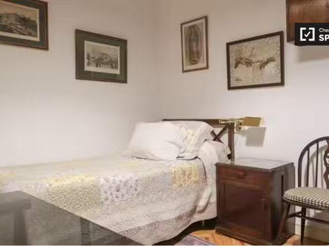 Acogedor Se alquila habitación en piso de 4 dormitorios en Lis.
