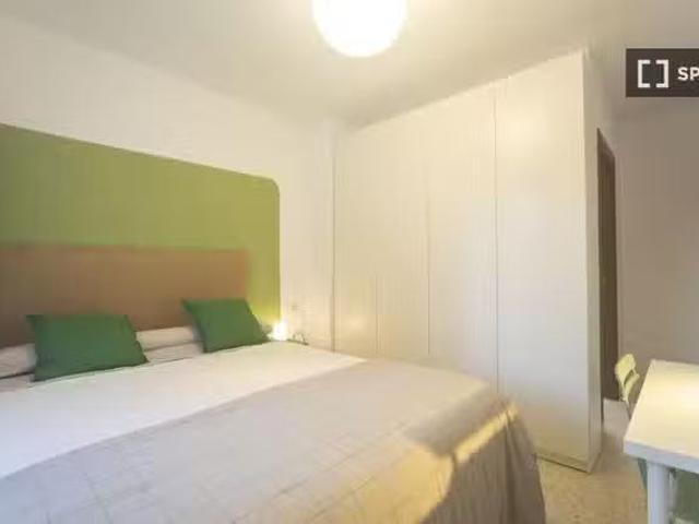 Acogedor Se alquila habitación en piso de 4 habitaciones en Gr.