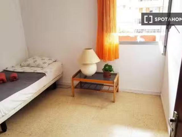 Encantador Se alquila habitación en piso de 4 habitaciones en.