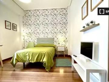 Barato Se alquila habitación en piso de 5 habitaciones en Bilbao