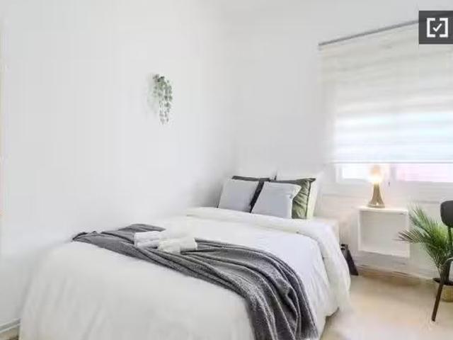 Bonito Se alquila habitación en piso de 6 habitaciones en Barc.