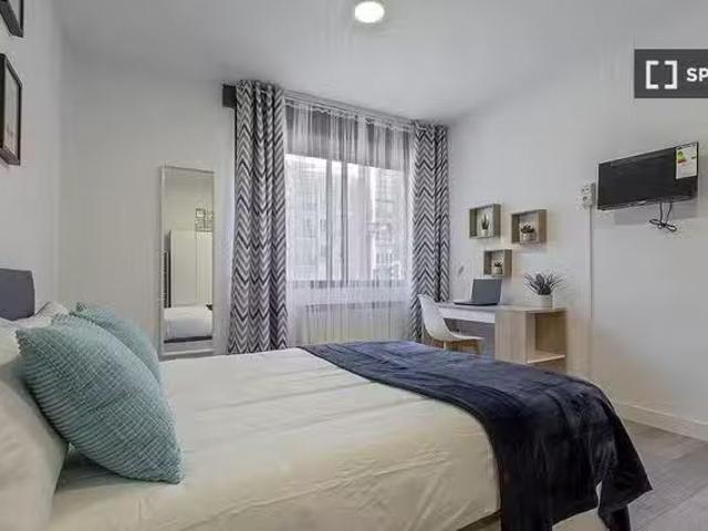 ¡En alquiler! Se alquila habitación en piso de 7 dormitorios e.