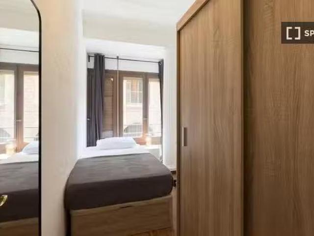 Único Se alquila habitación en piso de 7 habitaciones en Barce.