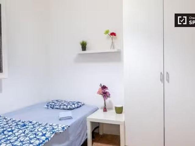 Único Se alquila habitación en piso de 8 habitaciones en Argüe.