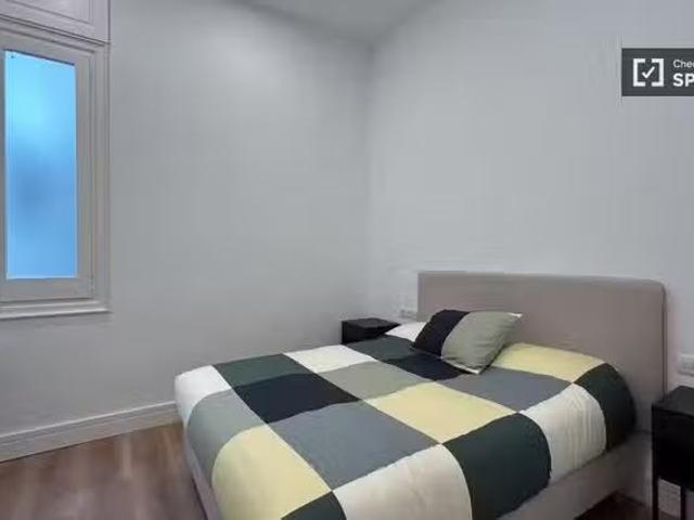 Nuevo Se alquila habitación en piso de 8 habitaciones en Barce.