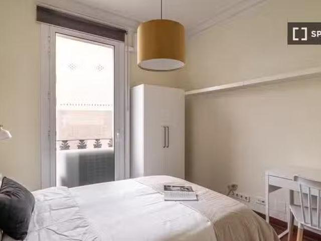 ¡Recién llegado! Se alquila habitación en piso de 8 habitacion.