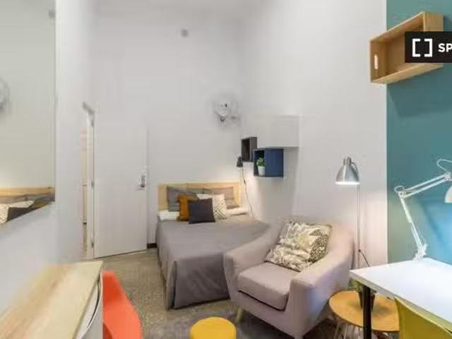 Acogedor Se alquila habitación en piso de 9 habitaciones en Gr.