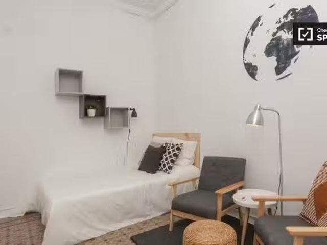 ¡Recién llegado! Se alquila habitación en piso de 9 habitacion.