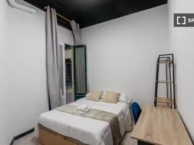 Acogedor Se alquila habitación en piso de 11 habitaciones en C.