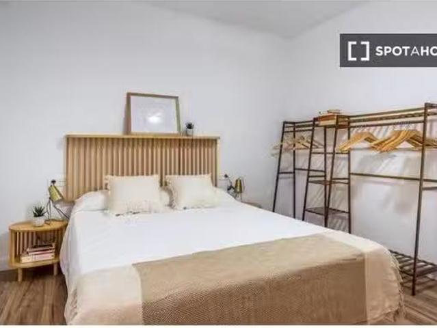 ¡Oferta! Se alquila habitación en piso de 3 habitaciones en Gr.