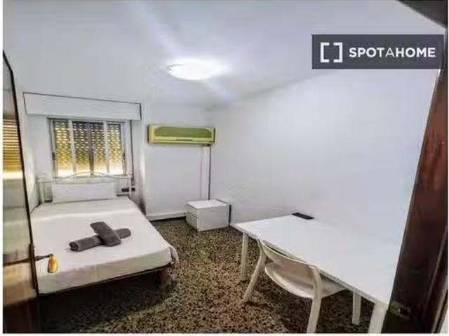¡Oferta! Se alquila habitación en piso de cuatro habitaciones.