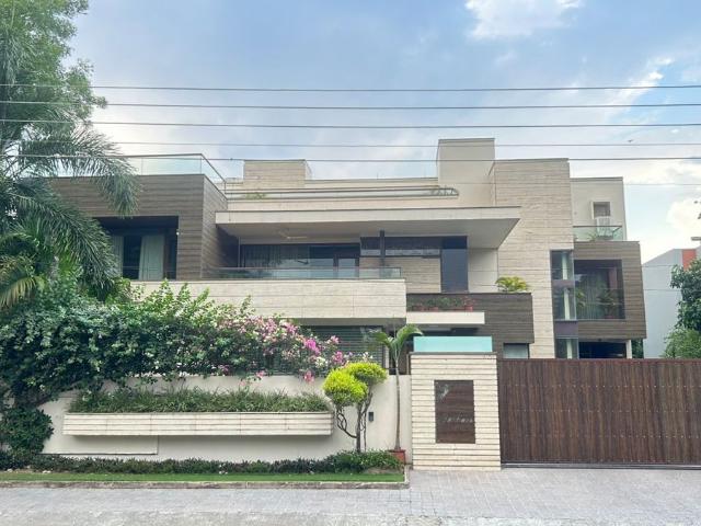 Rental | 3.5 BHK + 500 Sq.Ft. Independent House in Sector 18