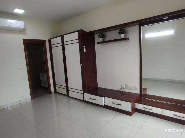 Rental | 3.5 BHK + 1910 Sq.Ft. Apartment in RMZ Galleria