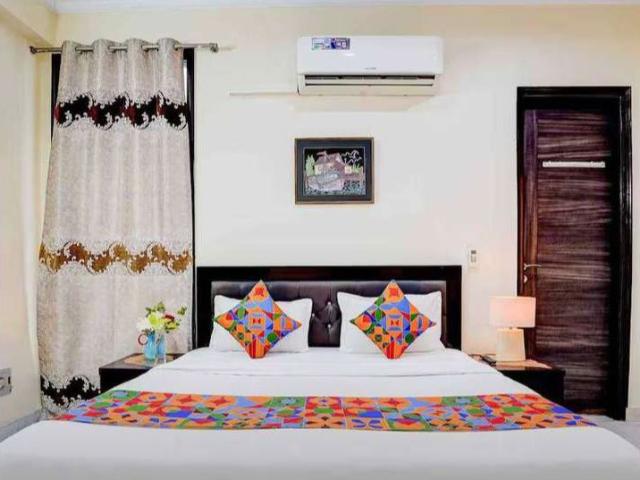 Rental | 3.5 BHK + Pooja Room,Store Room 450 Sq.Mt. Villa in Noida Authority Apartment