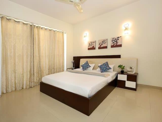 Rental | 3.5 BHK + Pooja Room,Servant Room 2250 Sq.Ft. Apartment in The Legend One